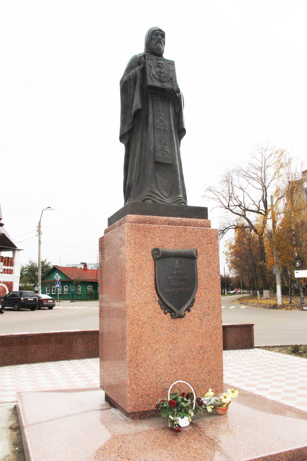 Памятник Святому Преподобному Варлааму Серпуховскому на постаменте