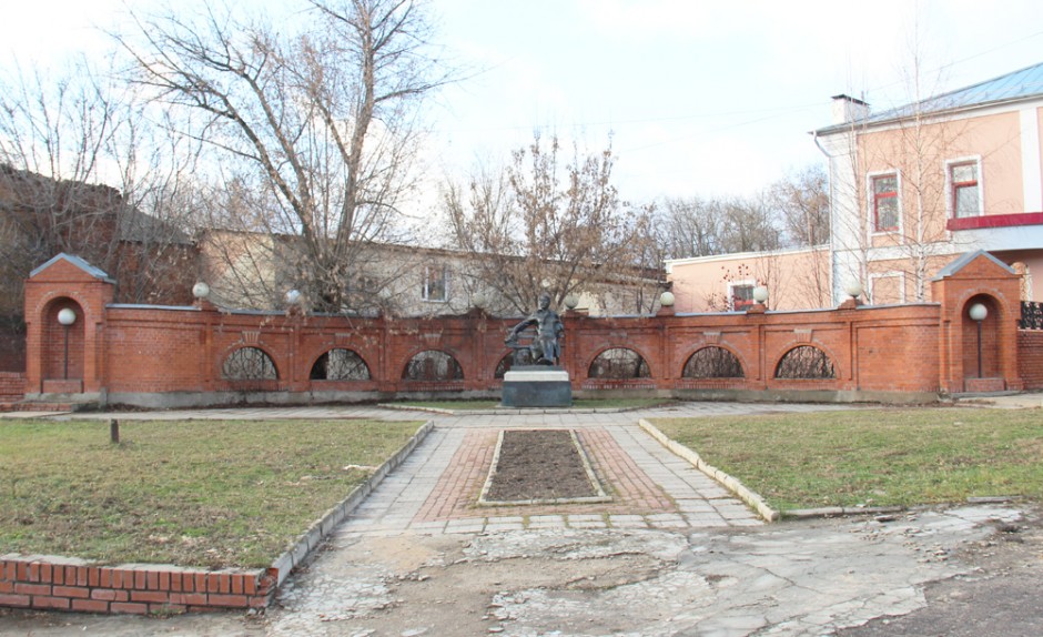 памятник чехову в серпухове 1