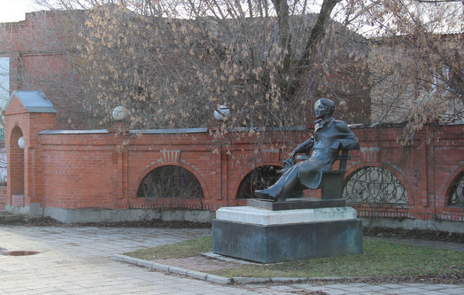 памятник чехову в серпухове 2