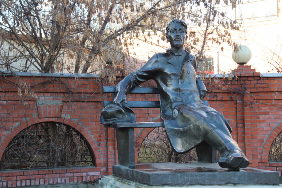памятник чехову в серпухове
